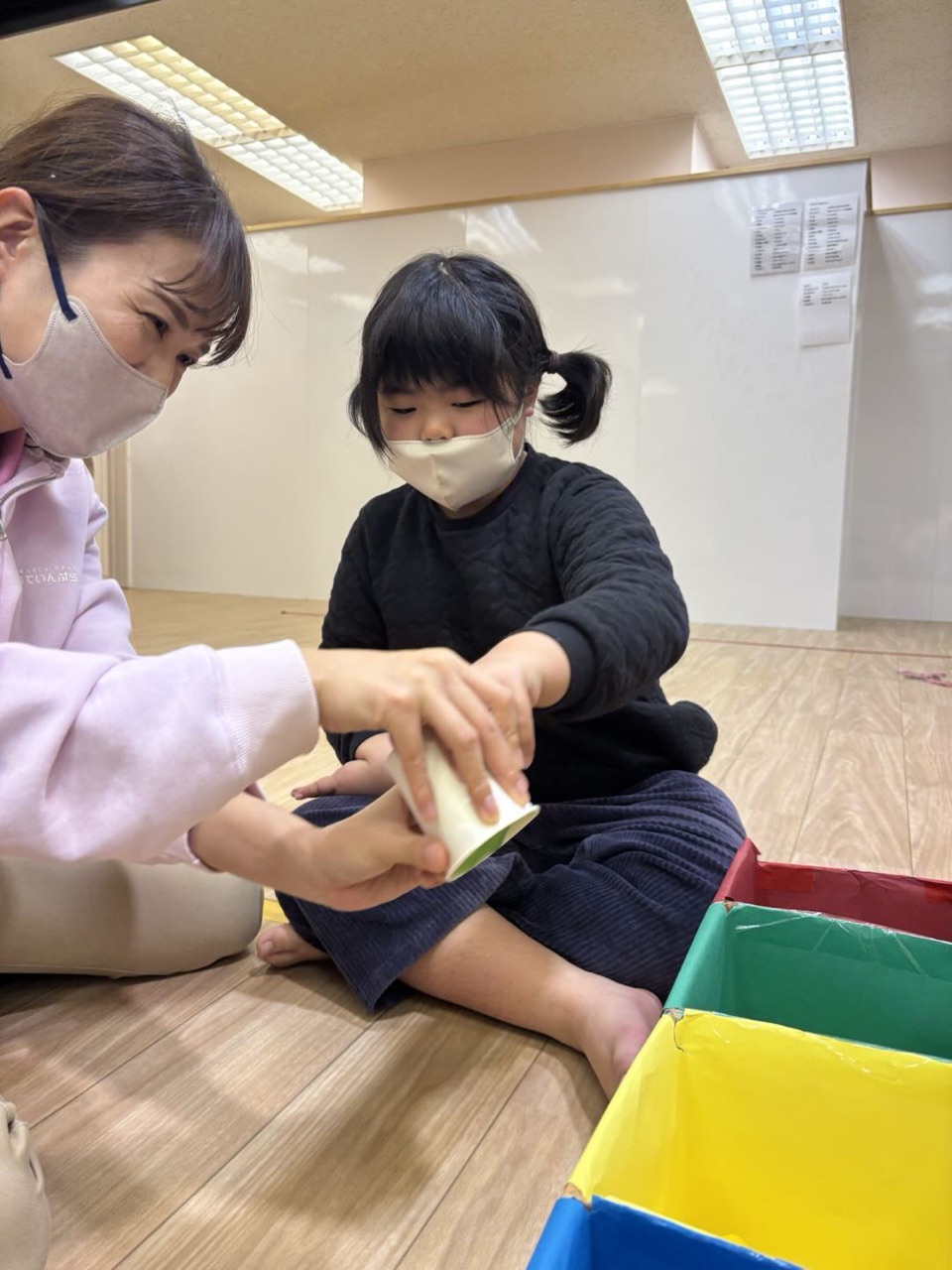 スタッフと一緒に療育に取り組む子ども