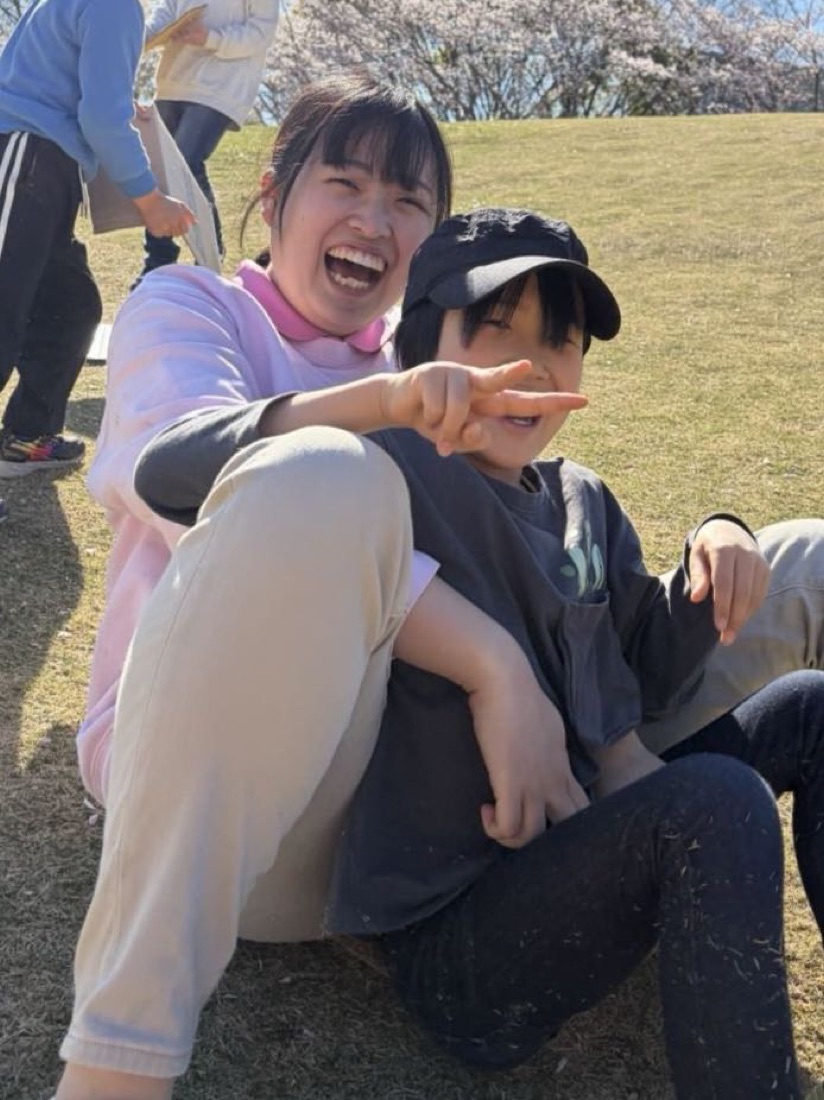 子どもと一緒に笑うスタッフ