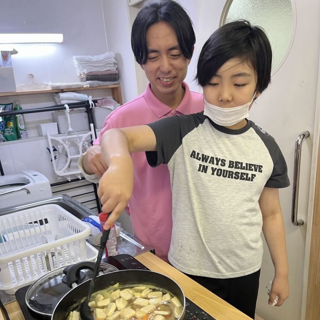 子どもと一緒に料理をする、あていんぷらすわんの児童指導員