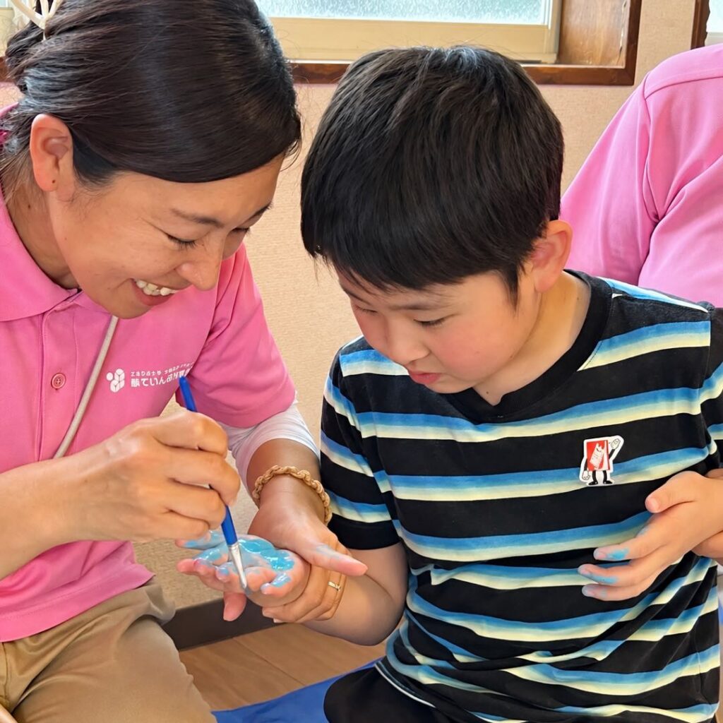 子どもと一緒に工作をする、あていんぷらすわんの作業療法士