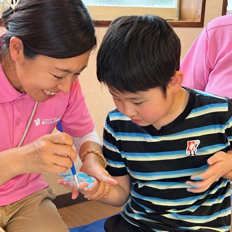 子どもと一緒に工作をする、あていんぷらすわんの作業療法士