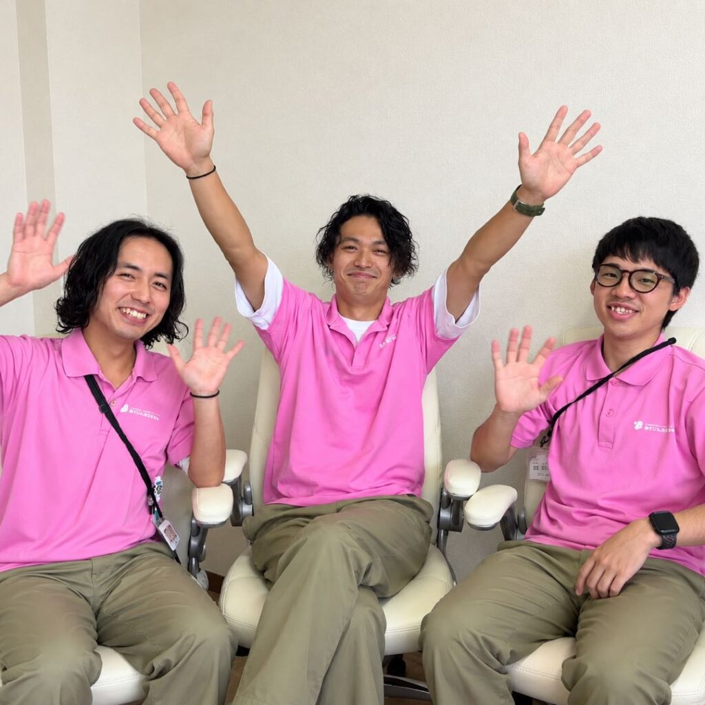 両手を上げて笑顔を見せる、あていんぷらすわんのスタッフたち