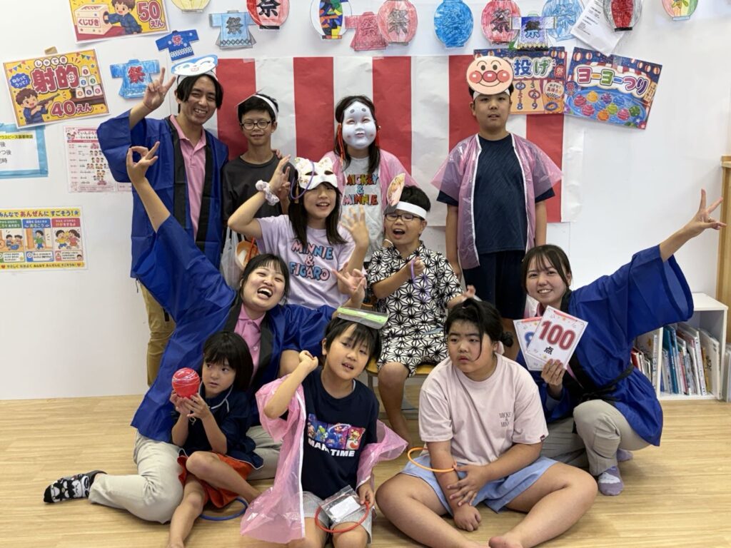 教室でのイベントで集まった、あていんぷらすわんのスタッフと子どもたち